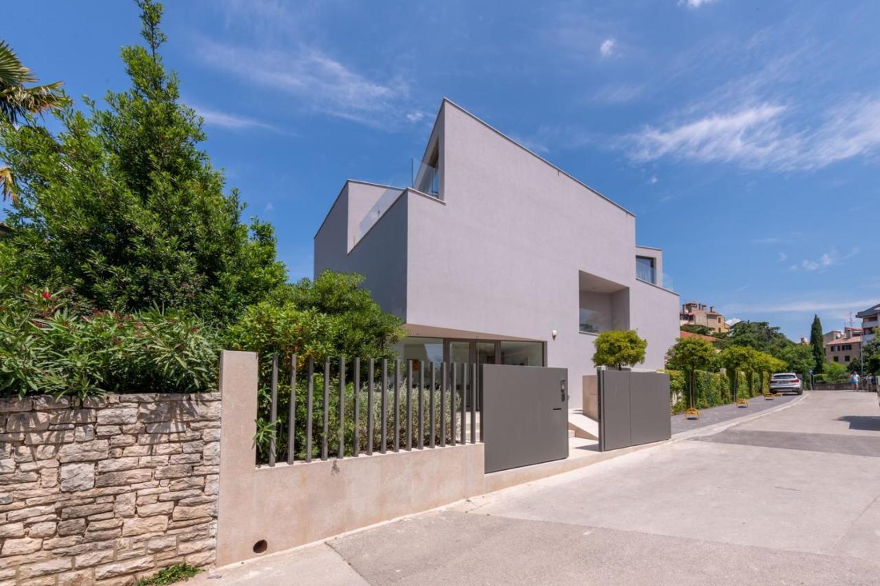 Rm Luxury Villa With Pool In 로비니 외부 사진